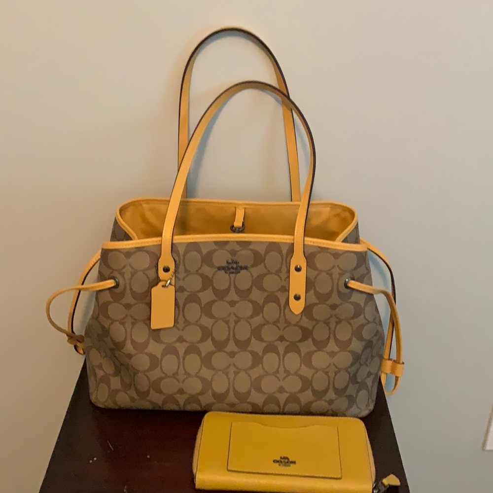 Coach Large Signature Carryall khaki/honey. Sorry the wallet is not included.